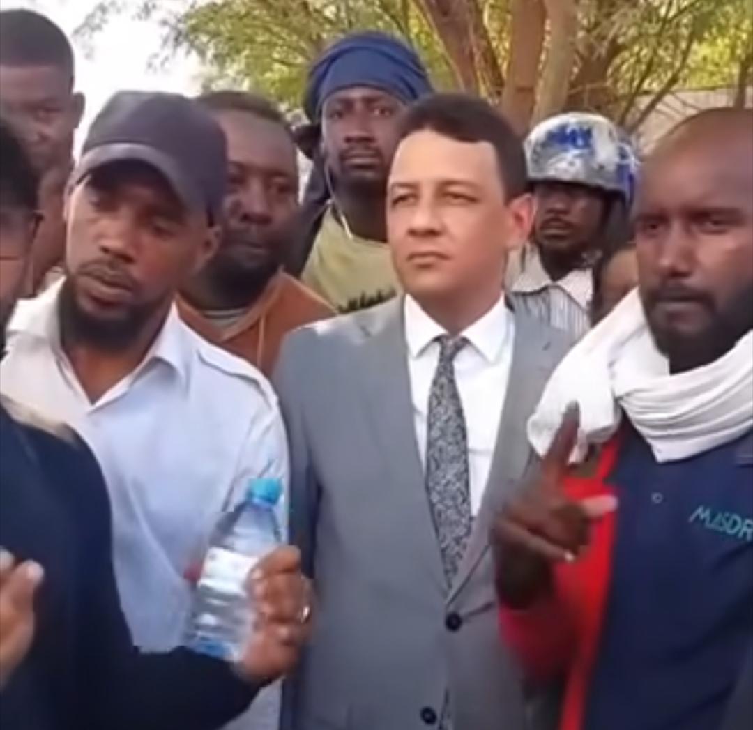 Le ministre Ahmed Salem Ould Bede à l’écoute de jeunes manifestants