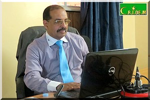 Séance de dédicace du livre 'La Mauritanie entre les Chars et les Urnes : 1978-2008' de Brahim Bakar Sneiba [Vidéo & PhotoReportage]