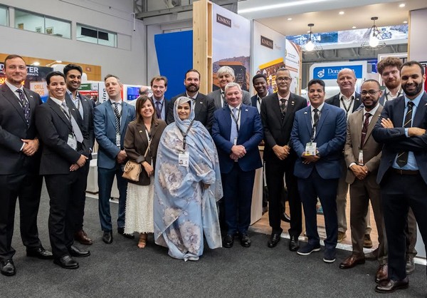 Le Ministère des Mines et de l’Industrie, Kinross Gold Corporation et une délégation d’acteurs....