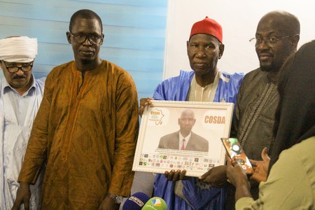 EN IMAGES-COSDA décerne une médaille de reconnaissance à Me Diallo Mokhtar point focal des OSC 