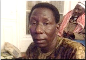 Le Professeur Macky Tamba Diop anime une conférence à Saint-Denis.