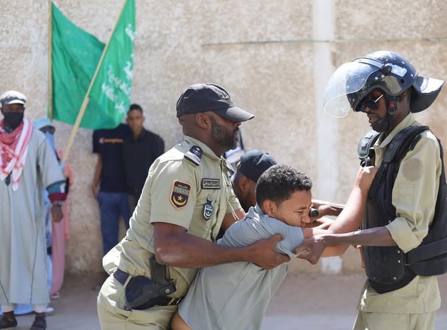 La police arrête des étudiants lors d’un sit-in devant le ministère de l’Enseignement supérieur